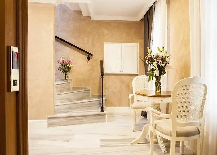 Meroddi Pera Flats *