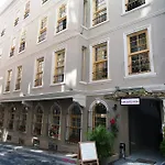 Meroddi Pera Flats