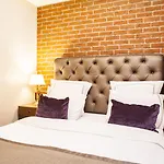 Meroddi Pera Flats *