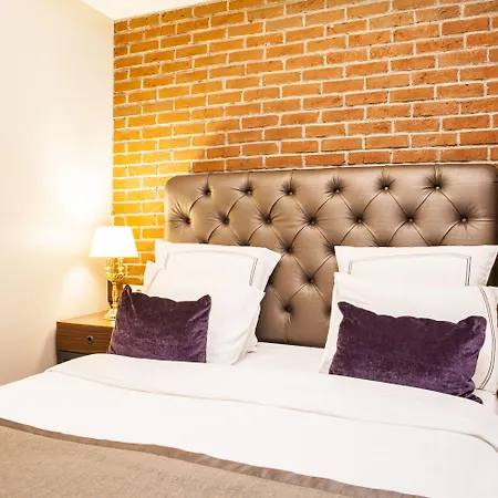 Meroddi Pera Flats *